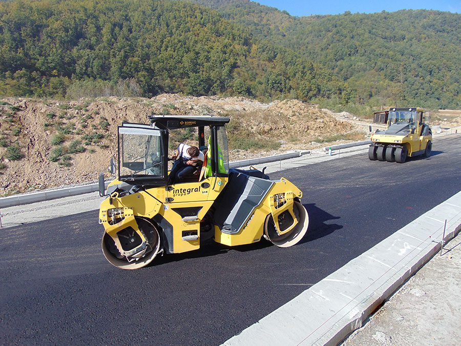 Autoput E75 (poddionica Caričina Dolina – tunel Manajle) u republici Srbiji: polaganje asfalta