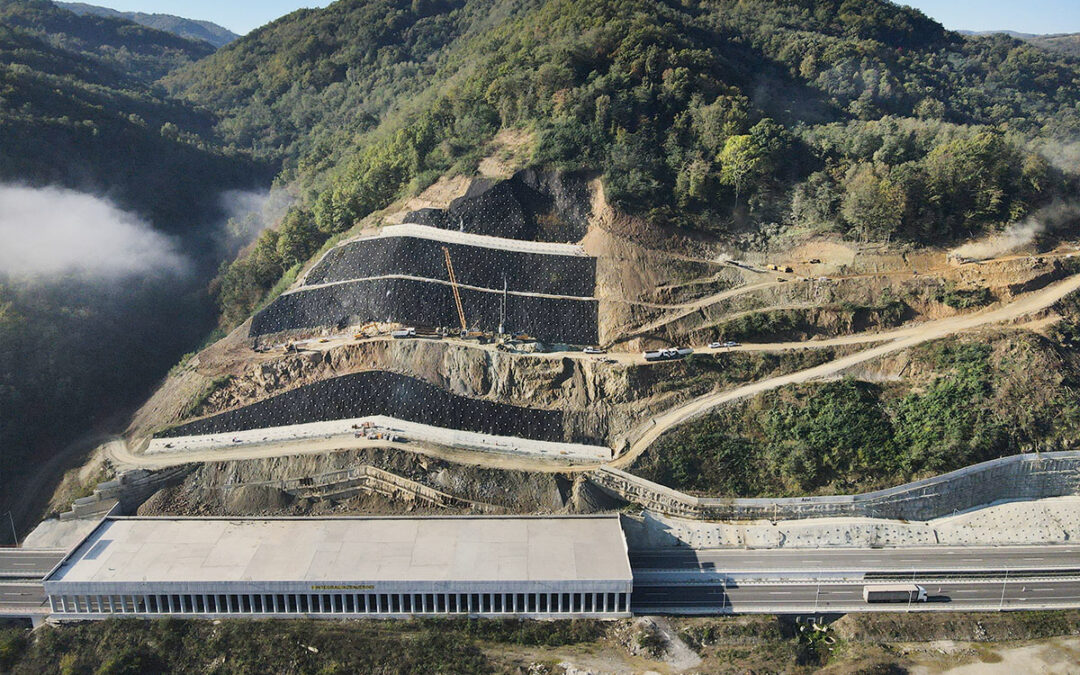 Izvođenje dijela radova na stabilizaciji klizišta u zoni useka br. 2 od km 876+075 do km 876+225, faza II u sklopu projekta izgradnje autoputa E75, dionica: Grdelica (Gornje Polje) – Caričina dolina LOT 1: put i mostovi od Grdelice do tunela Predejane (Srbija)