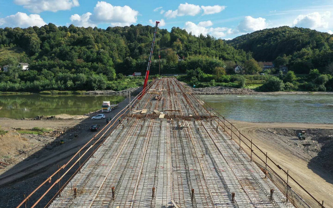 The motorway on Corridor 5C (exit Rudanka): The Bosna river bridged