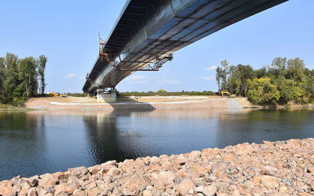 Bridge over the Sava River near Gradiška: Steel structure is jointed